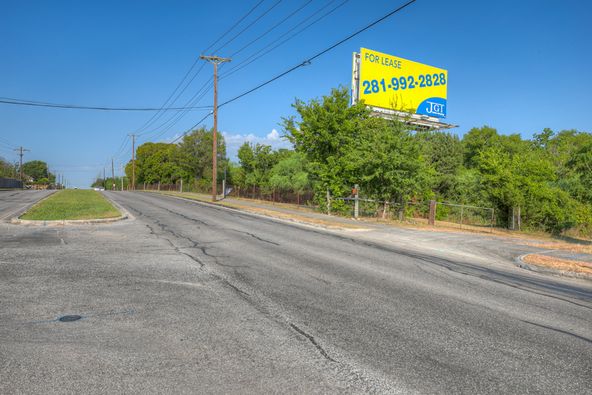 648 W County Line Rd, New Braunfels, TX 78130